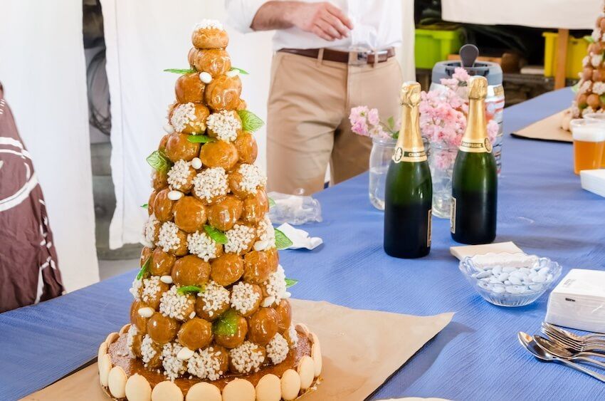 Alternatives to wedding cake: croquembouche on a table