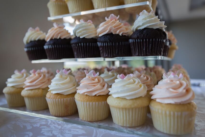 Alternatives to wedding cake: cupcakes with icing on top