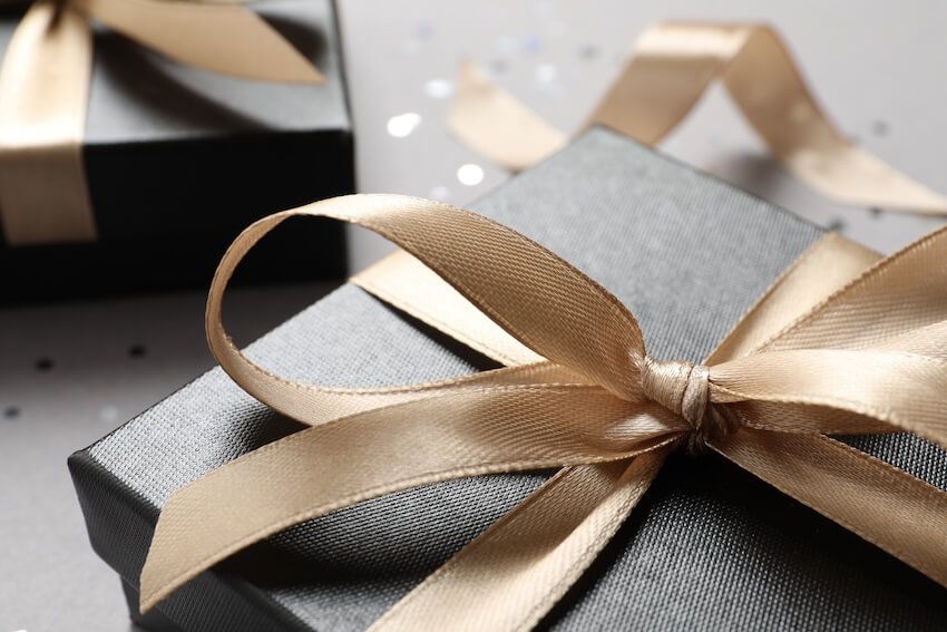 Groomsmen gift ideas: gift box with a bronze ribbon